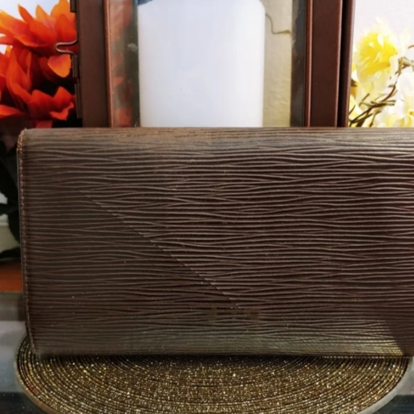 Authentic Louis Vuitton Epi Sarah Long Wallet - Picture 4 of 6